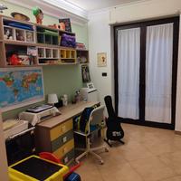 cameretta completa con due letti e scrivania