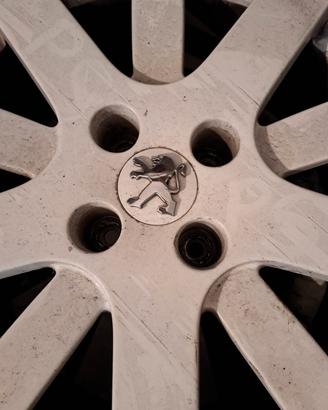 Cerchi aftermarket peugeot con treno di gomme 