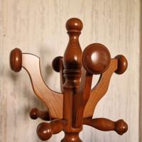 Appendiabiti da Terra in Legno con base tripode