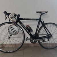 Bici da corsa + casco + borraccia