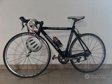 Bici da corsa + casco + borraccia