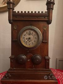 Orologio in legno antico