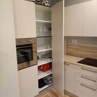 Cucina laccata con top in laminato