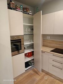 Cucina laccata con top in laminato