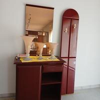 ingresso con appendiabiti e specchio