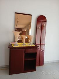 ingresso con appendiabiti e specchio