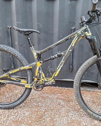 SANTA CRUZ High Tower tg.M + BELL Super DH