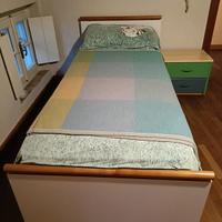  letto singolo con materasso e comodino 