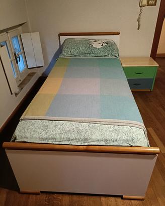  letto singolo con materasso e comodino 