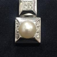 Pendente in oro bianco 18 carati con perla 7/8 mm