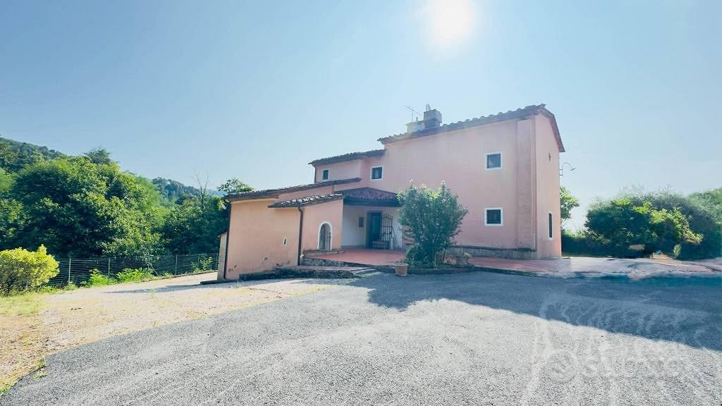 Rustico / Casale di 345 m² con più di 5 locali a M - Vista 3