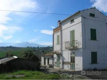 Casa indipendente con terreno, in zona Cotti