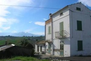 Casa indipendente con terreno, in zona Cotti