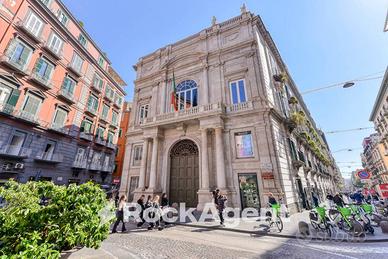 CENTRALE - PALAZZO SIGNORILE - AMPIO TRAFFICO PEDO