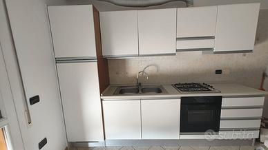 Cucina Lube lineare lunga circa 3 metri + tavolo