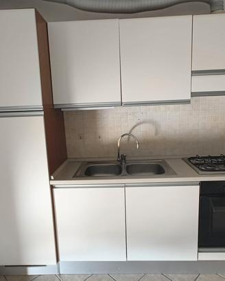 Cucina Lube lineare lunga circa 3 metri + tavolo