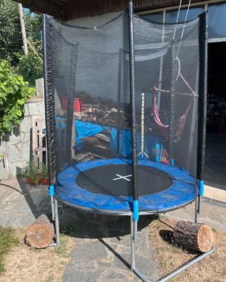 Tappeto elastico con rete di protezione