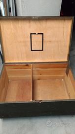 Baule militare della croce rossa