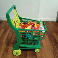 Carrellino spesa bimbi con frutta verdura bevande.