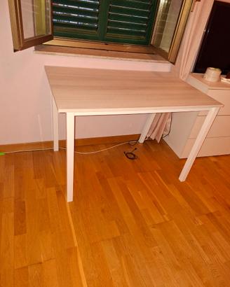 Tavolo bianco opaco da cucina o soggiorno