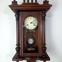 176373 Antico orologio a pendolo.