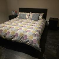 Letto matrimoniale color wengé con comodini