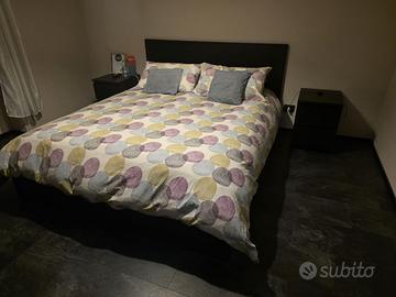 Letto matrimoniale color wengé con comodini