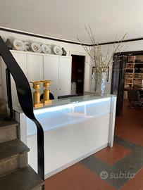 Bancone reception con illuminazione integrata