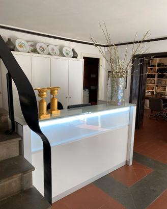 Bancone reception con illuminazione integrata