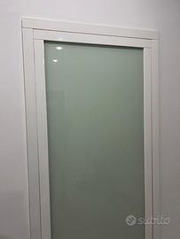 Porta di legno laccato bianco e vetro