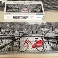 Puzzle Bici rossa su panorama bianco e nero