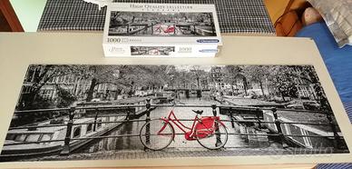 Puzzle Bici rossa su panorama bianco e nero