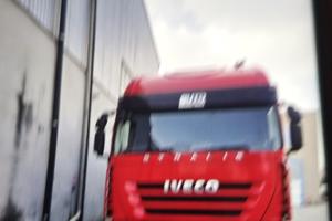 Iveco stralis  420 con pedana 