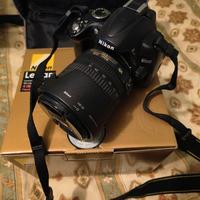 Nikon D500 con obbiettivo 18-105mm in completo.