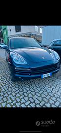 Auto tenuta molto bene  in ottomo stato