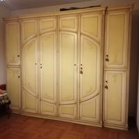 Due armadi in legno con intarsi e disegni. 