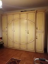 Due armadi in legno con intarsi e disegni. 