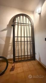 Inferriata di sicurezza ad arco in ferro battuto