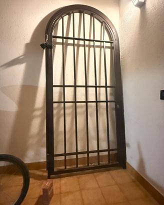 Inferriata di sicurezza ad arco in ferro battuto