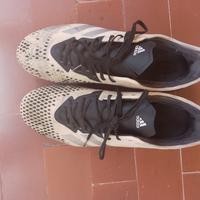 scarpe da calcio che misurano 40 