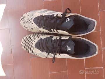 scarpe da calcio che misurano 40 