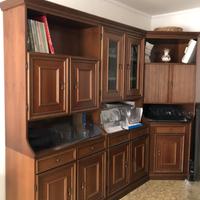 Mobile soggiorno e tavolo con sedie