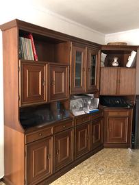 Mobile soggiorno e tavolo con sedie