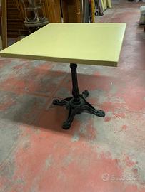 Tavolo con piano in leno e base in metallo