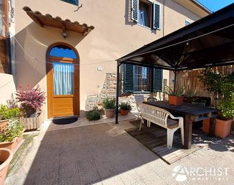 Casa indipendente di 180 m² con più di 5 locali a 