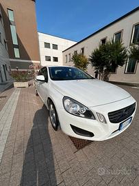 Volvo S60 D3 – Eleganza, Sicurezza e Comfort Premi