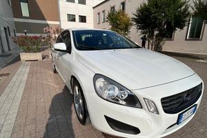 Volvo S60 D3 – Eleganza, Sicurezza e Comfort Premi