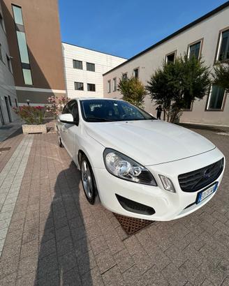 Volvo S60 D3 – Eleganza, Sicurezza e Comfort Premi
