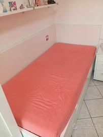 Letto singolo con secondo letto più due materassi 