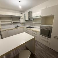 Cucina con elettrodomestici Whirpool